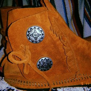 Minnetonka Tan Suede Moccasin Booties